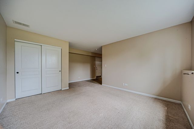 2406 NEUBAUER Circle 14-3, Lindenhurst, IL 60046
