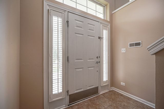 2406 NEUBAUER Circle 14-3, Lindenhurst, IL 60046