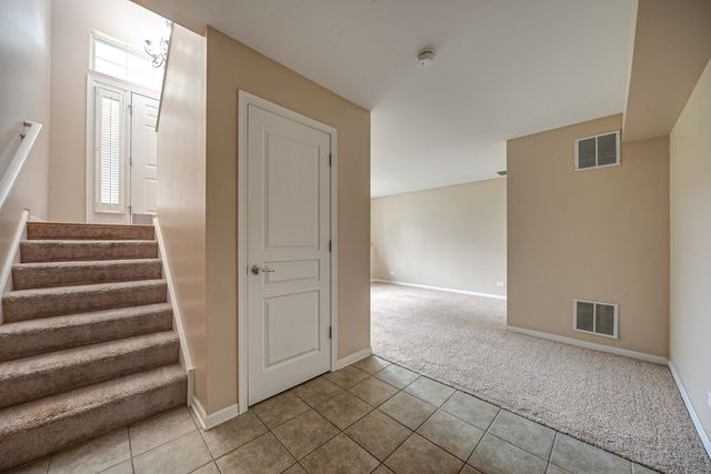 2406 NEUBAUER Circle 14-3, Lindenhurst, IL 60046