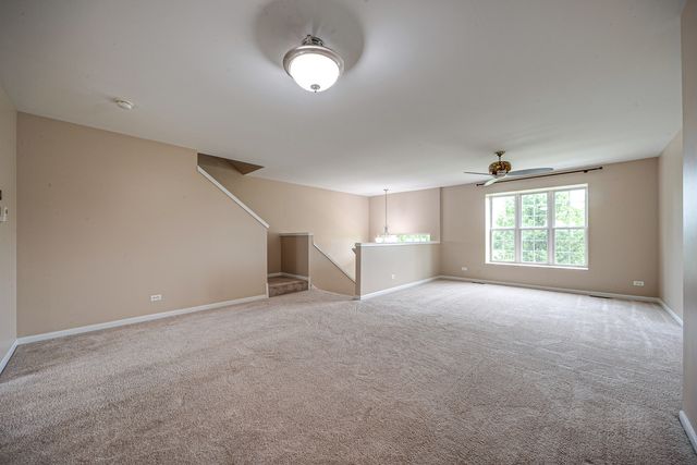 2406 NEUBAUER Circle 14-3, Lindenhurst, IL 60046