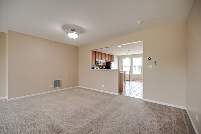 2406 NEUBAUER Circle 14-3, Lindenhurst, IL 60046
