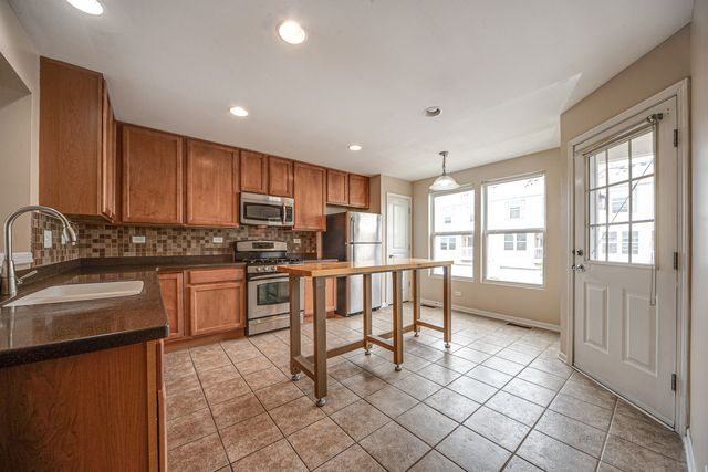 2406 NEUBAUER Circle 14-3, Lindenhurst, IL 60046