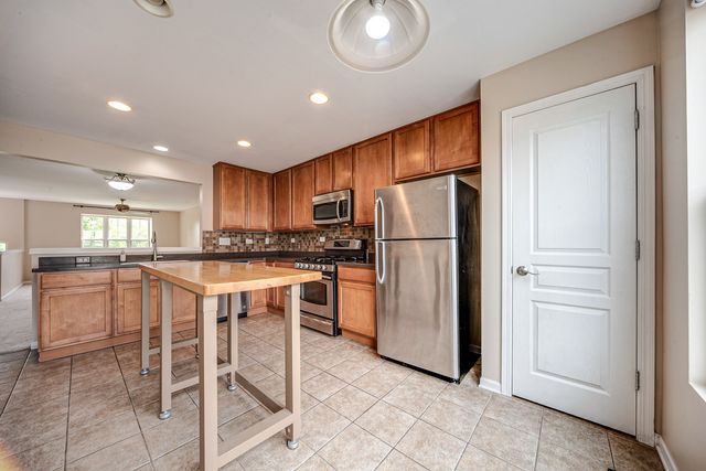 2406 NEUBAUER Circle 14-3, Lindenhurst, IL 60046