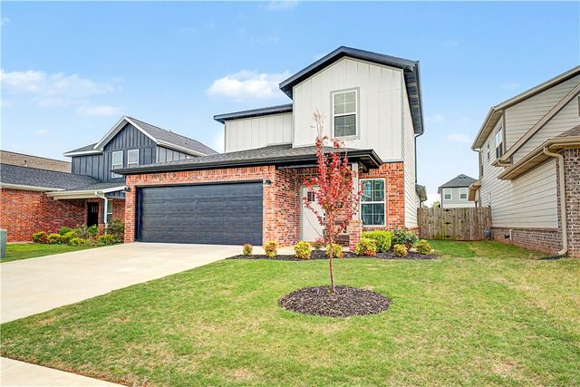 1716 W Broadway Place, Rogers, AR 72758