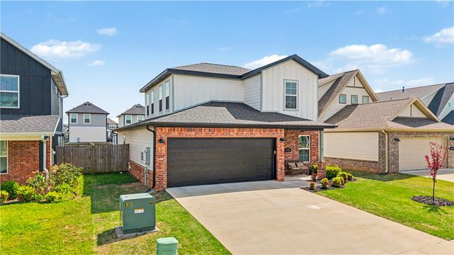1716 W Broadway Place, Rogers, AR 72758