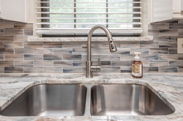 2002 Everglade Drive, Gainesville, TX 76240