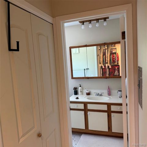 22204 E 11 Mile Road, Saint Clair Shores, MI 48081