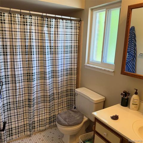 22204 E 11 Mile Road, Saint Clair Shores, MI 48081