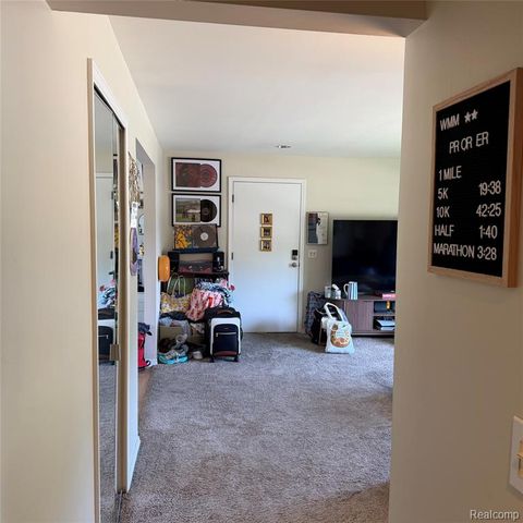 22204 E 11 Mile Road, Saint Clair Shores, MI 48081