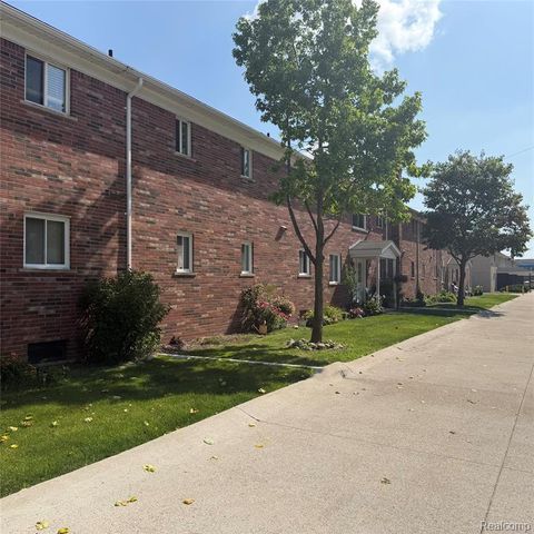 22204 E 11 Mile Road, Saint Clair Shores, MI 48081