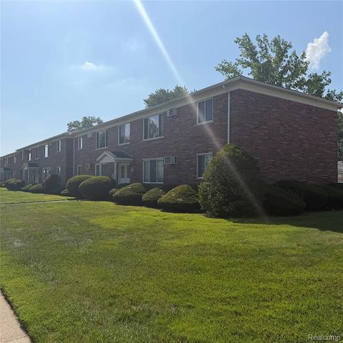 22204 E 11 Mile Road, Saint Clair Shores, MI 48081