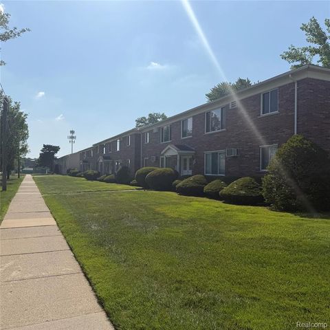 22204 E 11 Mile Road, Saint Clair Shores, MI 48081