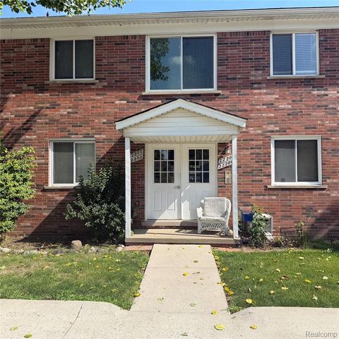 22204 E 11 Mile Road, Saint Clair Shores, MI 48081