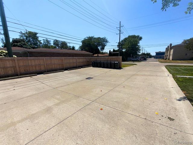 22204 E 11 Mile Road, Saint Clair Shores, MI 48081