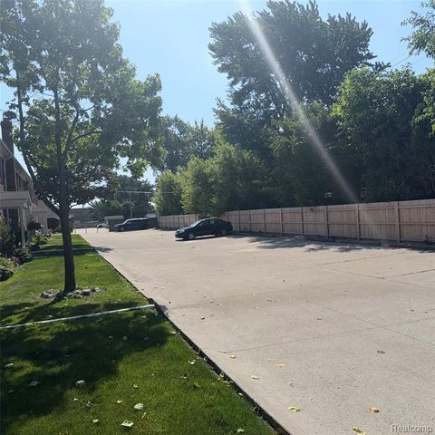 22204 E 11 Mile Road, Saint Clair Shores, MI 48081