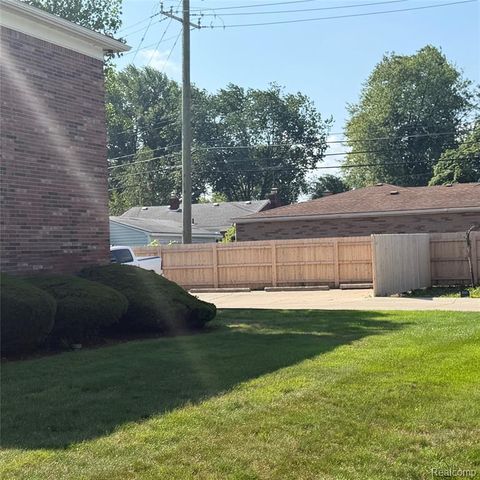 22204 E 11 Mile Road, Saint Clair Shores, MI 48081
