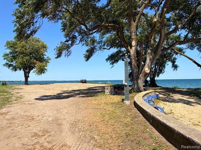 22204 E 11 Mile Road, Saint Clair Shores, MI 48081