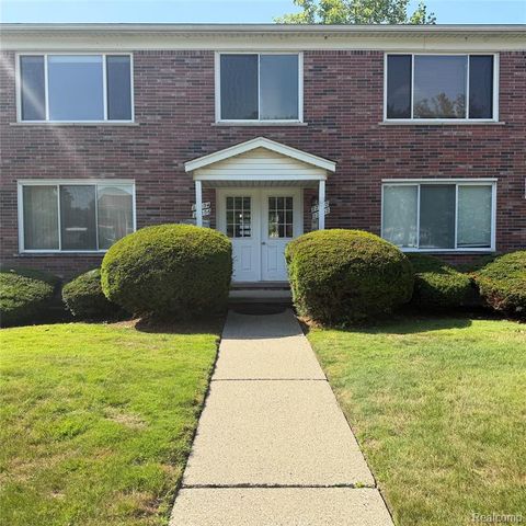 22204 E 11 Mile Road, Saint Clair Shores, MI 48081