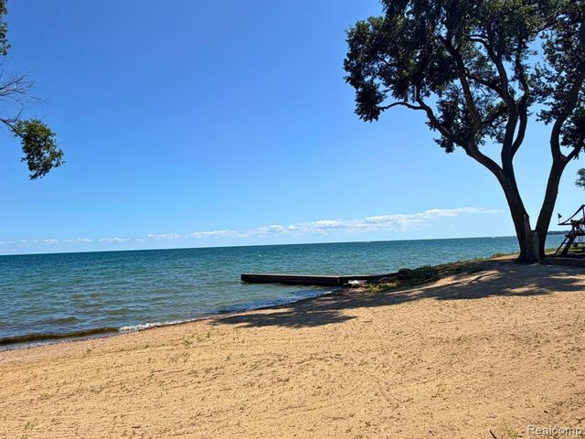 22204 E 11 Mile Road, Saint Clair Shores, MI 48081