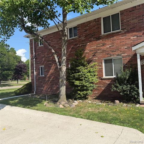 22204 E 11 Mile Road, Saint Clair Shores, MI 48081