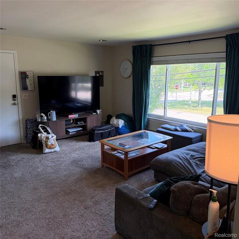 22204 E 11 Mile Road, Saint Clair Shores, MI 48081