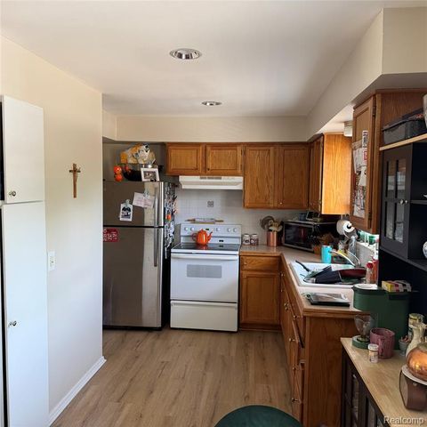 22204 E 11 Mile Road, Saint Clair Shores, MI 48081