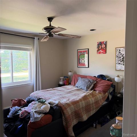 22204 E 11 Mile Road, Saint Clair Shores, MI 48081