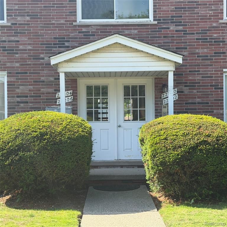 22204 E 11 Mile Road, Saint Clair Shores, MI 48081