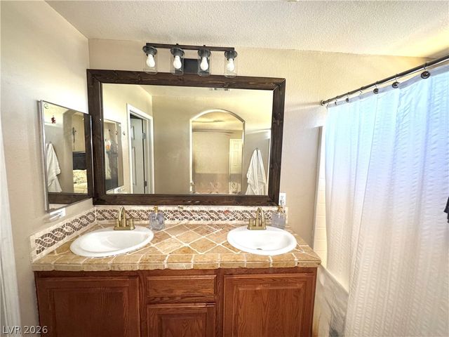 6240 Dartington Hall Street, Henderson, NV 89011