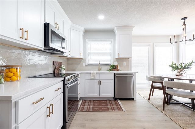 703 N SINGLETREE Street, Olathe, KS 66061