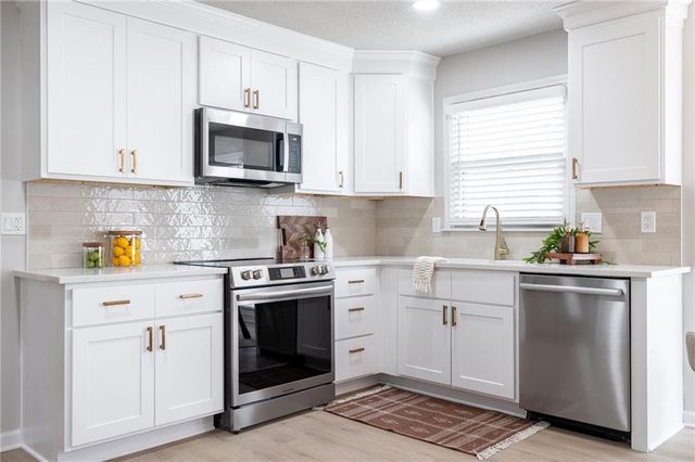 703 N SINGLETREE Street, Olathe, KS 66061