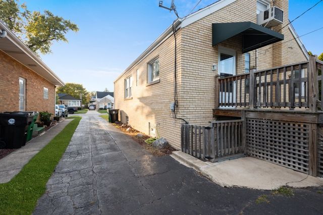 1907 Suffolk Avenue, Westchester, IL 60154