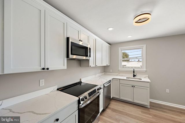 318 S DUPONT RD, Newport, DE 19804