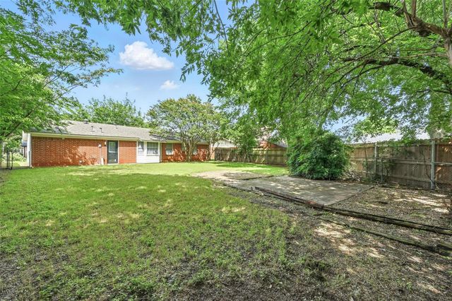 324 Jasmine Court, Burleson, TX 76028