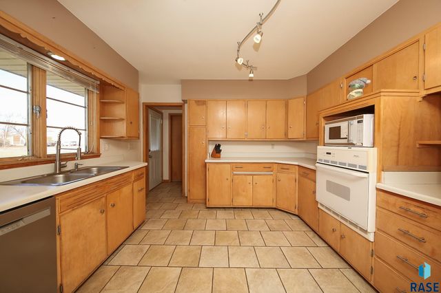 609 S Main St Street, Lennox, SD 57039