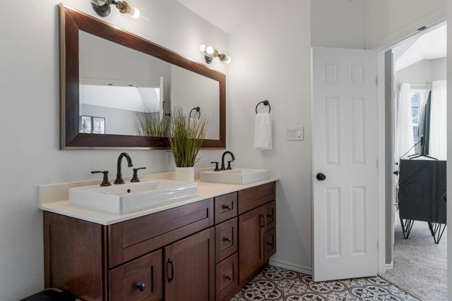 8200 Nairn DR, Austin, TX 78749