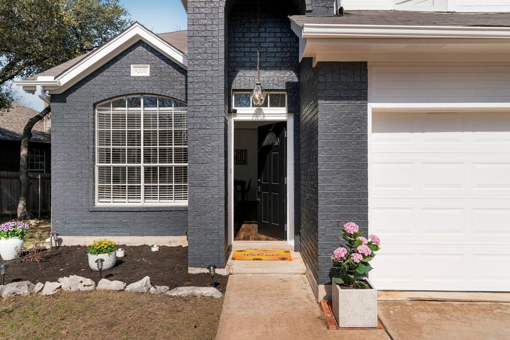 8200 Nairn DR, Austin, TX 78749