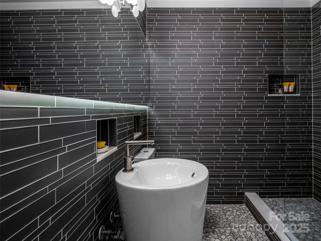 5 Busbee Road, Asheville, NC 28803