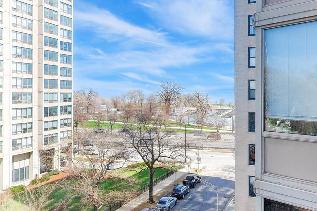 525 W Hawthorne Place 606, Chicago, IL 60657