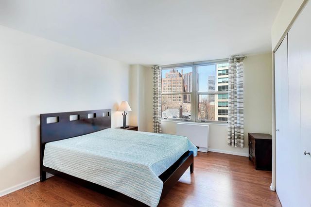 525 W Hawthorne Place 606, Chicago, IL 60657