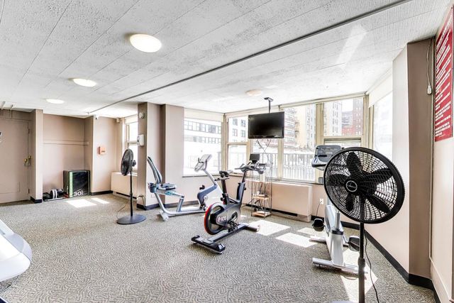 525 W Hawthorne Place 606, Chicago, IL 60657