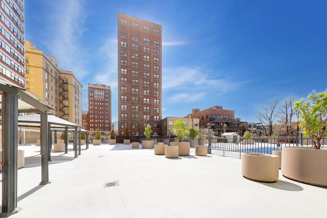 525 W Hawthorne Place 606, Chicago, IL 60657