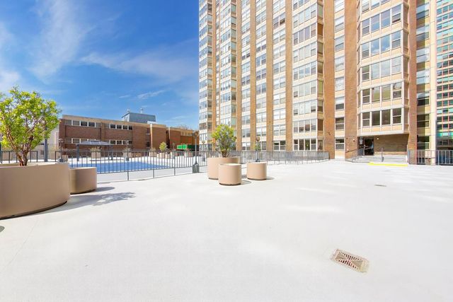 525 W Hawthorne Place 606, Chicago, IL 60657