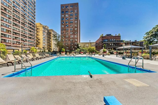 525 W Hawthorne Place 606, Chicago, IL 60657