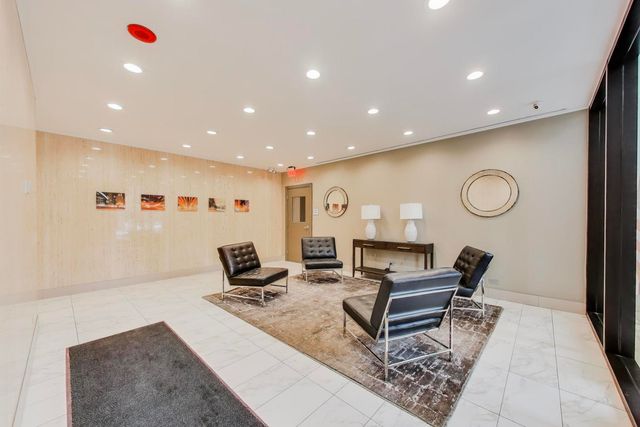 525 W Hawthorne Place 606, Chicago, IL 60657