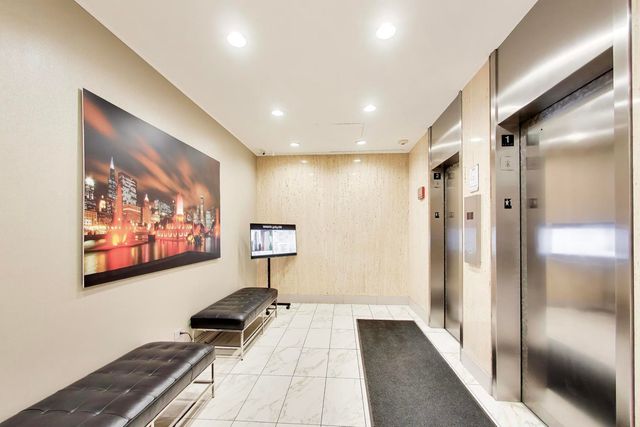 525 W Hawthorne Place 606, Chicago, IL 60657