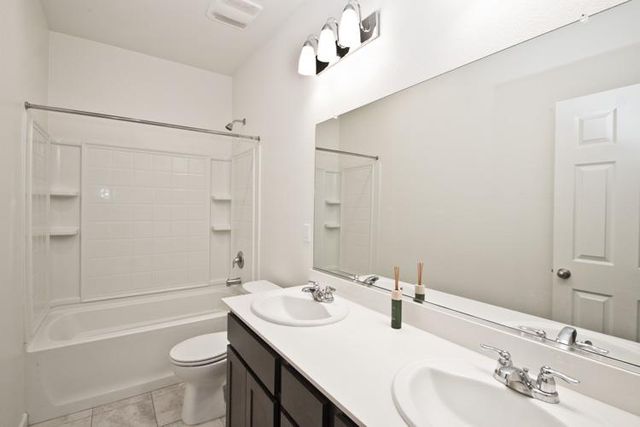 718 Crow Creek Cir, Galt, CA 95632