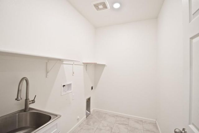 718 Crow Creek Cir, Galt, CA 95632