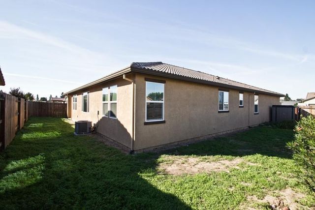 718 Crow Creek Cir, Galt, CA 95632