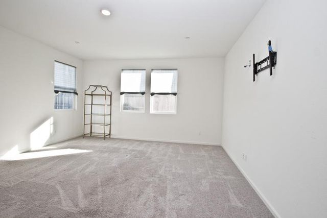 718 Crow Creek Cir, Galt, CA 95632